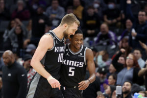 Sacramento hace historia con cinco partidos consecutivos de 130 puntos