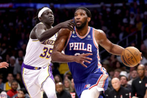 Philadelphia logra un sufrido triunfo ante los Lakers