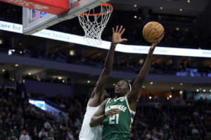 Un fantástico Jrue Holiday lidera el triunfo ante Toronto