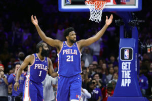Joel Embiid ruge con 47 puntos para batir a los Nuggets de Jokic