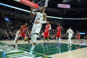 Giannis Antetokounmpo hace trizas a los Pelicans con ¡50 puntos!