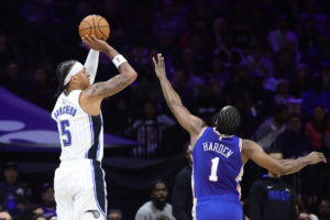 Orlando sorprende y remonta en cancha de Philadelphia