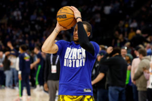 Stephen Curry sigue sin fecha de regreso
