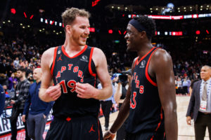 Jakob Poeltl fortalece la defensa de los Raptors