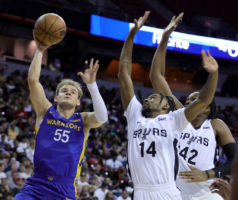 Los 76ers firman a Mac McClung