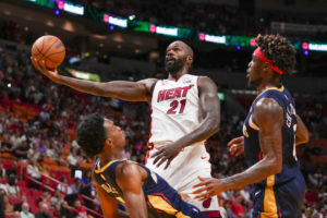 Los Sixers firman a Dewayne Dedmon