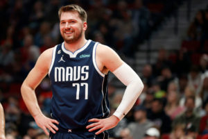Luka Doncic sonríe tras su primer partido con Irving