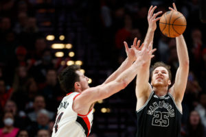 Los Raptors se hacen con Jakob Poeltl