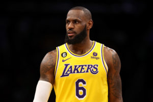 LeBron James será reevaluado en dos semanas