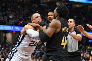 Un partido de sanción para Dillon Brooks por su agresión a Mitchell