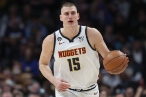 Nikola Jokic se deshace de los Warriors con su clásico triple-doble