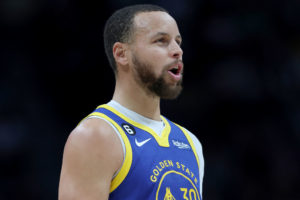 Curry estará al menos una semana más de baja