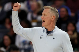 Steve Kerr, orgulloso por "una victoria de equipo"