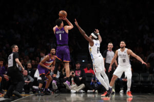 Devin Booker regresa a los parqués un mes y medio después