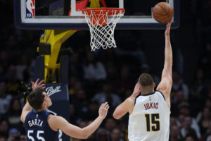 Triple-doble de Jokic ¡al descanso!