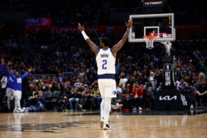Irving debuta en los Mavericks con victoria