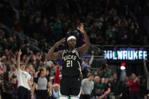 76 puntos de Holiday-Antetokounmpo para acabar con Boston