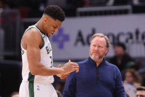 Giannis Antetokounmpo sufre una lesión en la muñeca