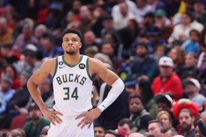 Giannis Antetokounmpo se hará más pruebas en la muñeca