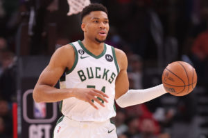 Giannis Antetokounmpo evita una lesión de gravedad