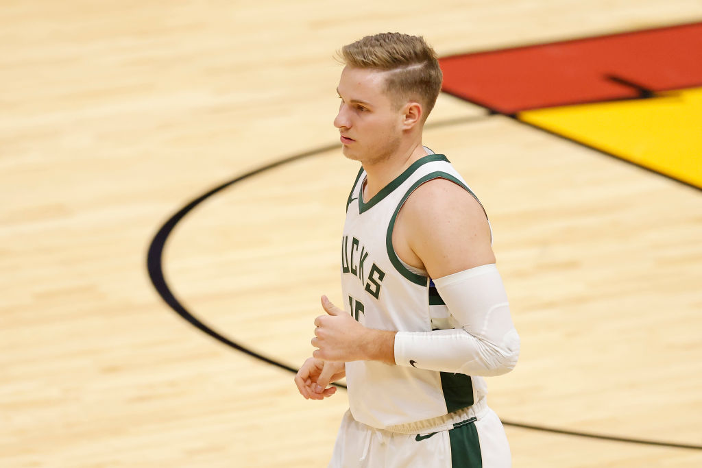 Cavaliers sign Sam Merrill Cavaliers sign Sam Merrill