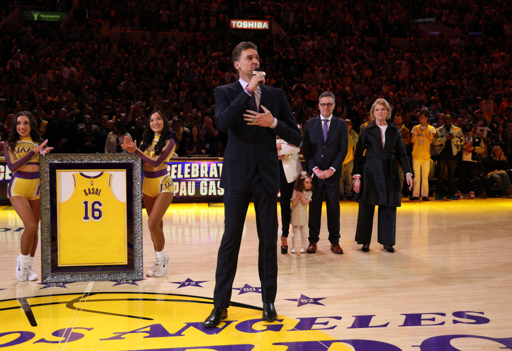 Los Lakers retiran la camiseta con el '16' de Pau Gasol