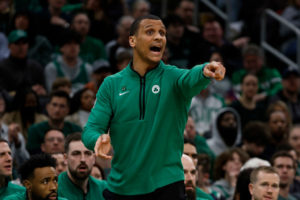 Joe Mazzulla huye de trucos para playoffs