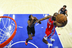 Philadelphia saca el rodillo con Harden al mando