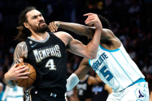 Steven Adams tiene casi imposible jugar playoffs
