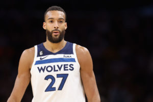 Rudy Gobert agrede a su compañero Kyle Anderson en un tiempo muerto