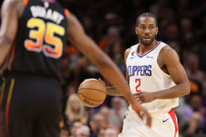 Kawhi Leonard muestra el camino a los Clippers