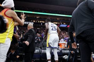 Draymond Green agrede a Domantas Sabonis