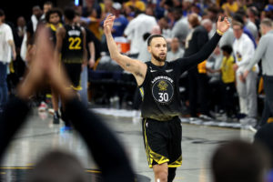 Stephen Curry da su primer golpe