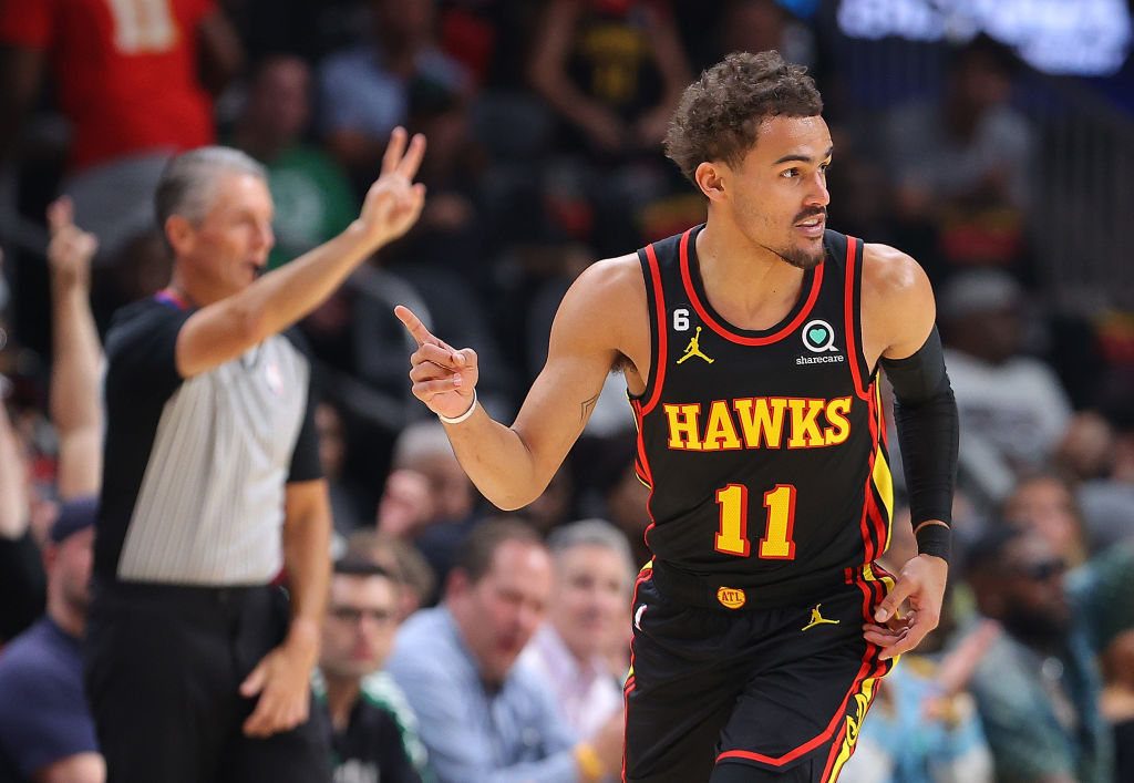 Trae Young celebra una acción