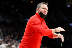 Milwaukee entrevistará a Scott Brooks