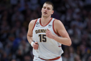 Nikola Jokic tira de cautela ante los Lakers