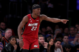 Jimmy Butler apura sus opciones para llegar al Game 2