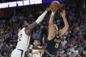 Deandre Ayton se perderá el sexto partido contra Denver