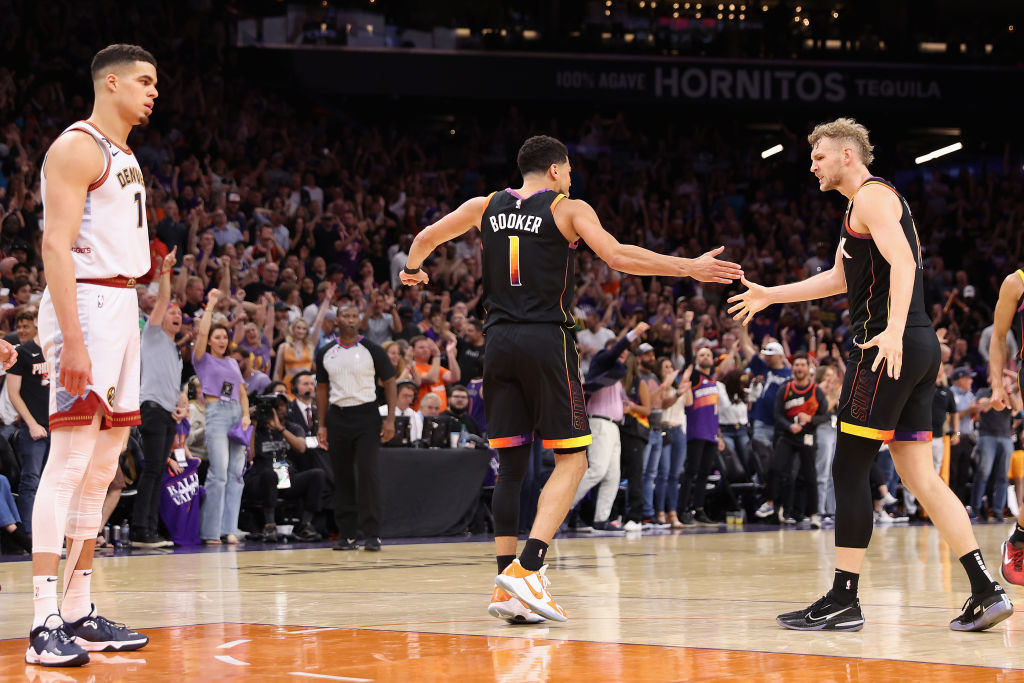Booker al rescate: 47 puntos para ganar el Game 3