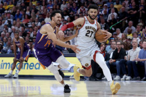 Denver atropella a Phoenix para poner el 3-2