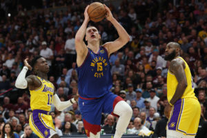 Denver golpea primero con un espectacular Nikola Jokic