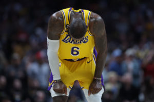 Reaves defiende los triples de LeBron: "Puede tirar lo que quiera"
