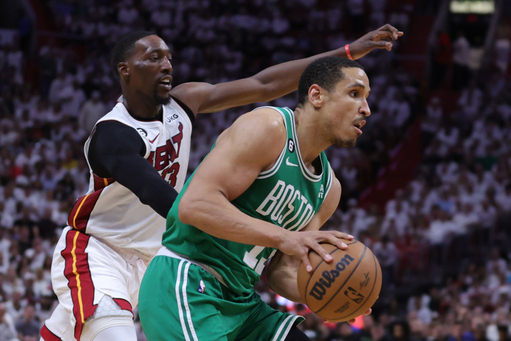 Brogdon está jugando con un desgarro en el codo