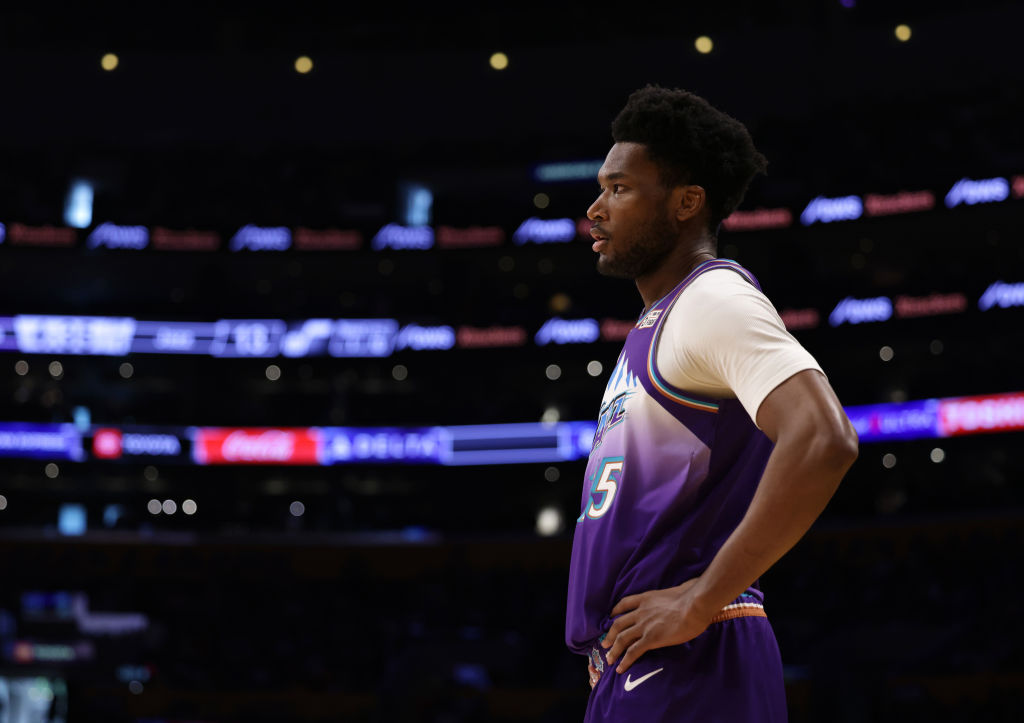 Damian Jones ejerce su opción de jugador
