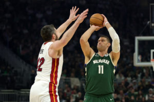 Brook Lopez, cerca de la renovación con los Bucks
