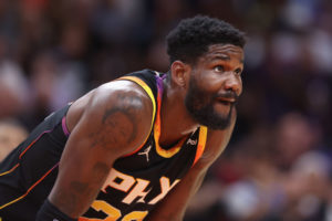 Phoenix cambia de estrategia con DeAndre Ayton