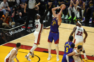 Denver responde y vuelve a tomar la delantera