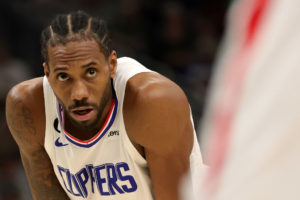 Kawhi Leonard se inclina por ser agente libre en 2024