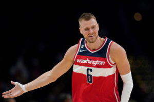 Los Celtics oficializan extensión de Kristaps Porzingis