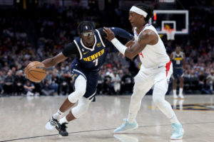 Denver renueva a Reggie Jackson por dos temporadas